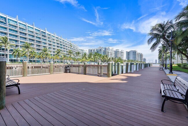 Building Photo - 3001 NE 185th St