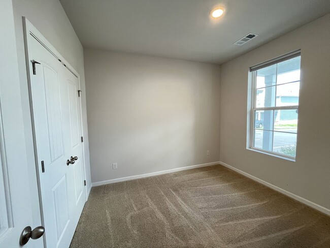 Building Photo - Townhome less than 2 miles from Downtown C...