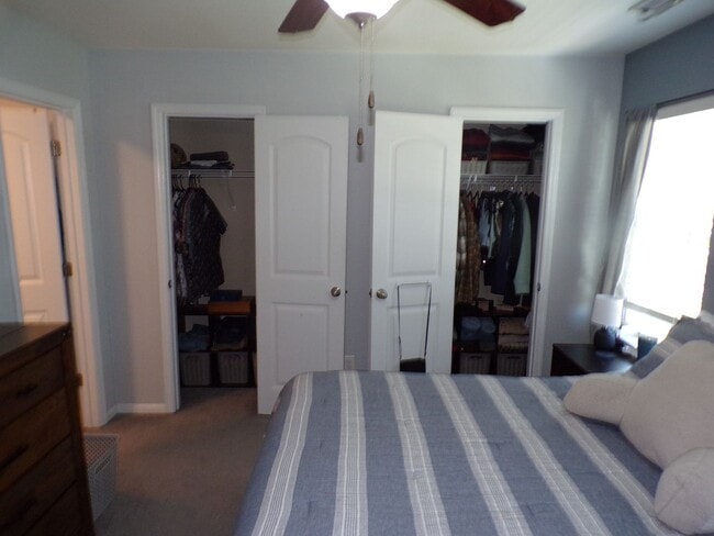 Building Photo - Two Bedroom Two and half Bathrooms Townhome!