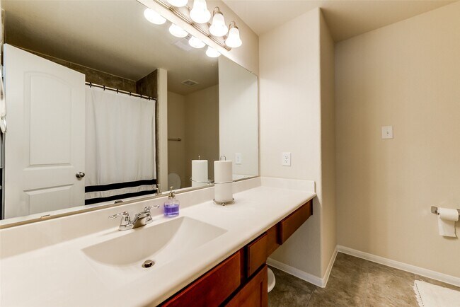 Building Photo - 8407 Hawthorn Vly Ln