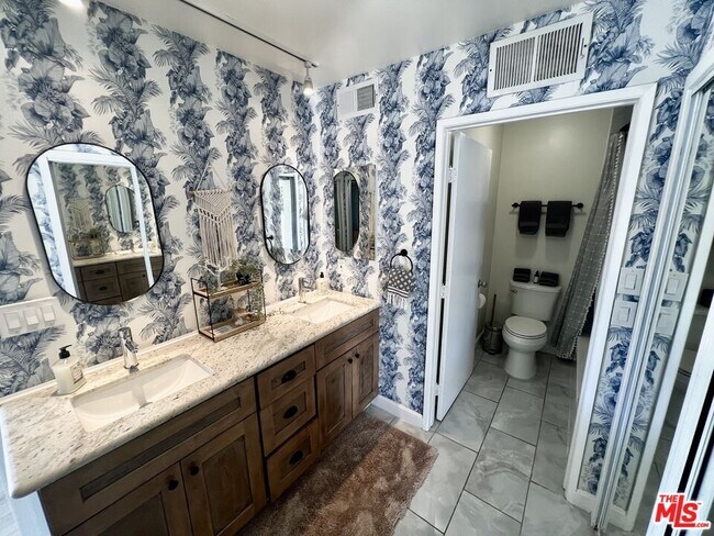 Building Photo - 32 28th Pl