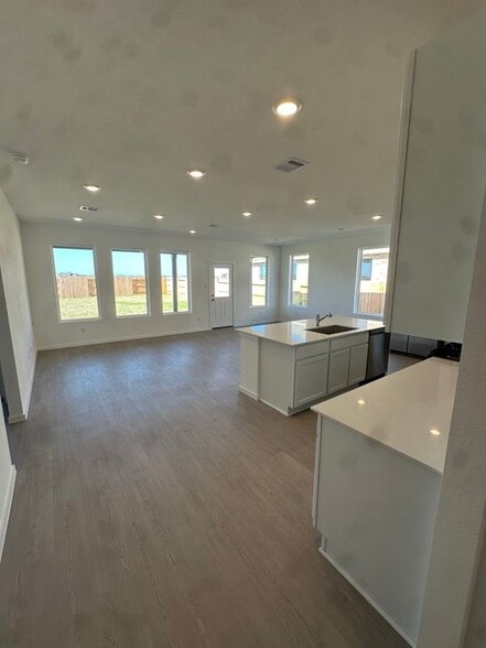 Building Photo - 830 Heaven Dr