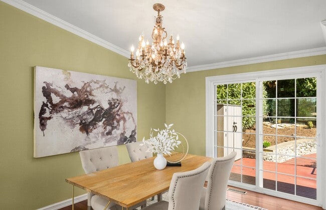 Building Photo - Luxurious home with tasteful updates throu...