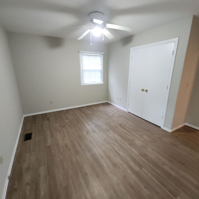 Building Photo - 3 Bedroom, 1.5 Bath Rancher in Established...