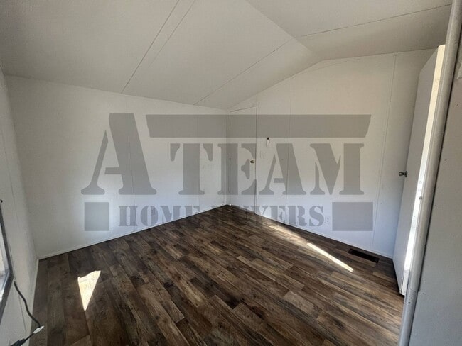 Building Photo - Cozy 2-bedroom, 1.5-bathroom home