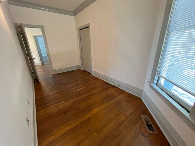 Building Photo - 511 E Chestnut St