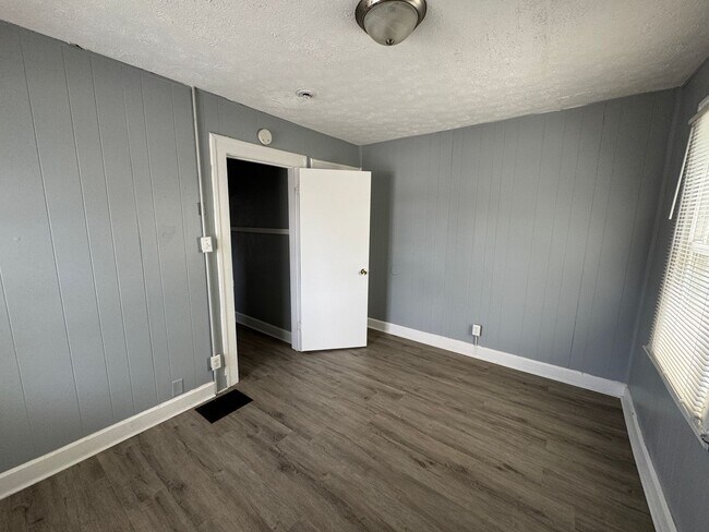 Building Photo - 2025-2027 Southeastern Ave