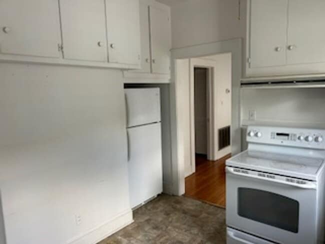 Building Photo - Quiet Downtown property