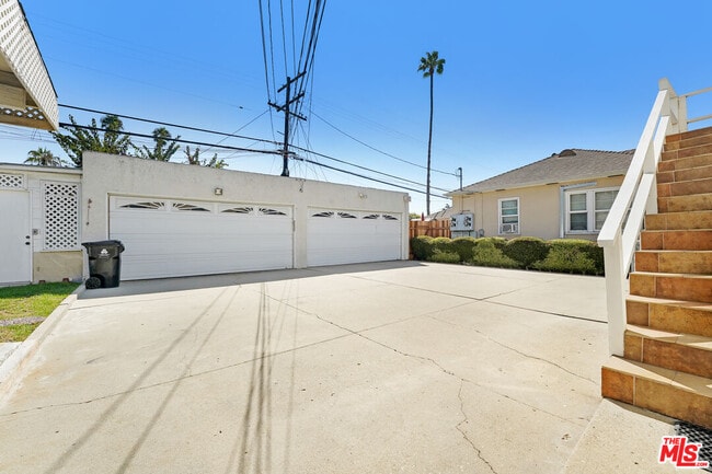 Building Photo - 1428 S Genesee Ave