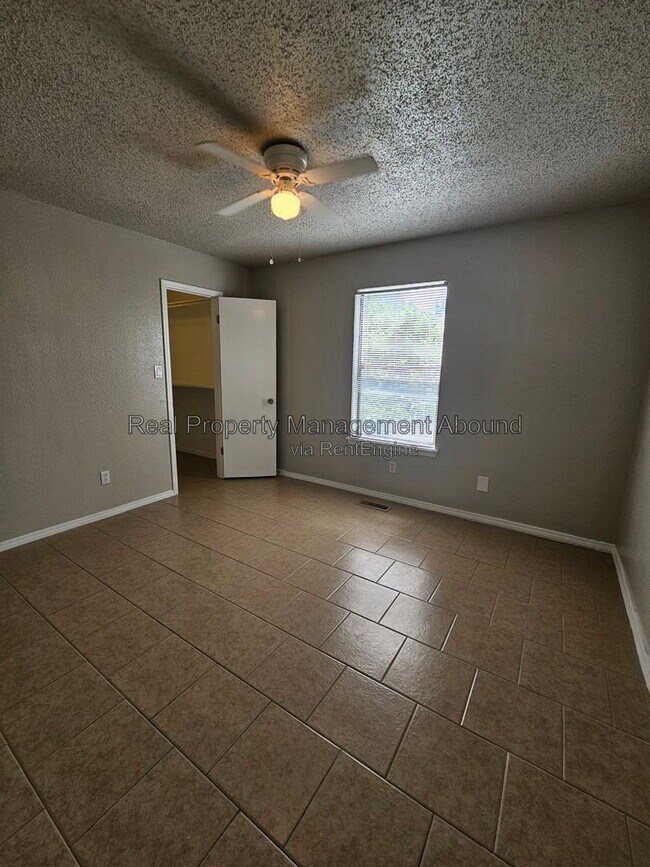 Building Photo - 18341 Woodcrest Ln