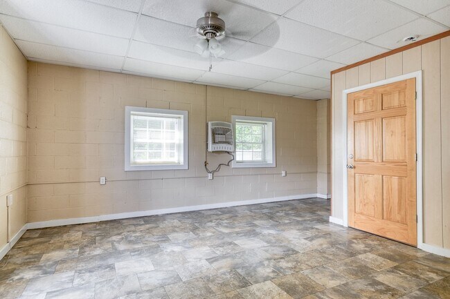 Building Photo - 5 to 8 Bedrooms. Pet Friendly.