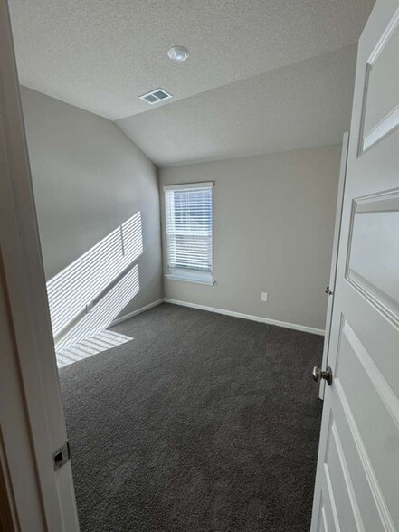 Building Photo - 526 W Fountain Cir