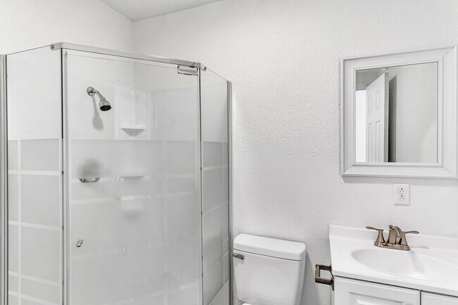 Building Photo - Newly Renovated Studio Apartment in Hollis...