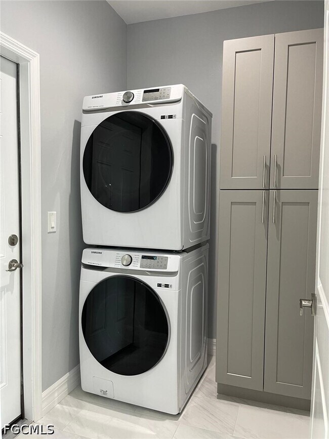 Building Photo - 132 SW 9th Ave