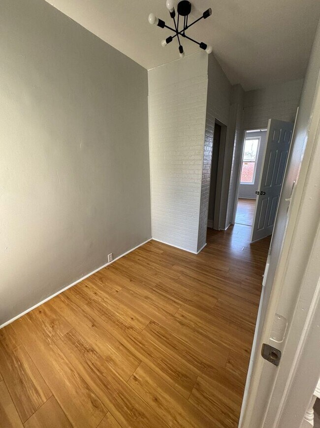 Building Photo - 3 Bedroom 1 bath house