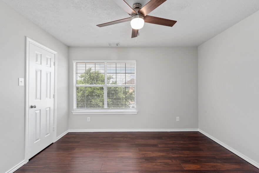 Building Photo - 14425 Rosehedge Ct