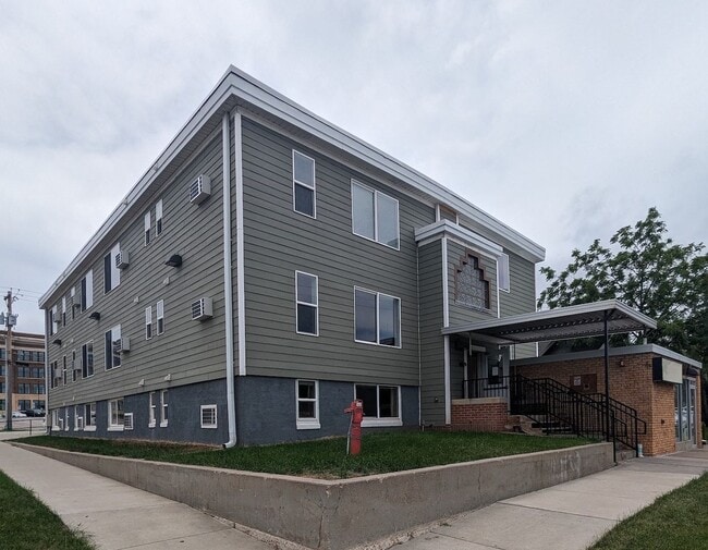 Building Photo - Modern Studio in Heart of Downtown - All Utilities and Internet Included!