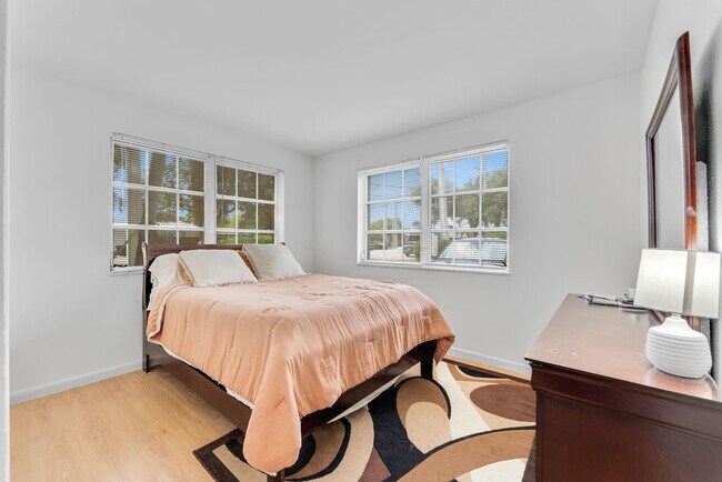 Building Photo - 1821 NE 62nd St