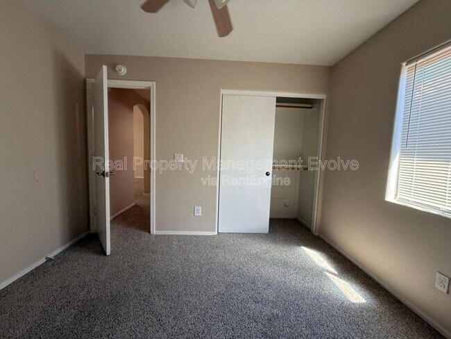 Building Photo - 3454 E Juanita Ave