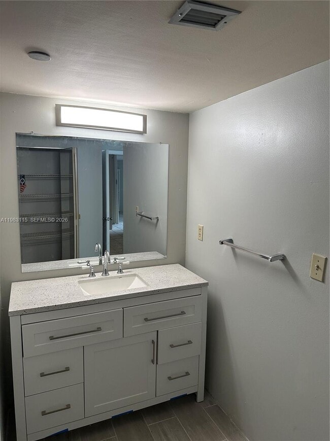 Building Photo - 1100 St Charles Pl