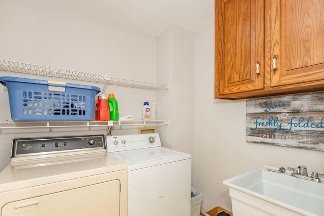 Building Photo - 10315 Crescent Ridge Dr