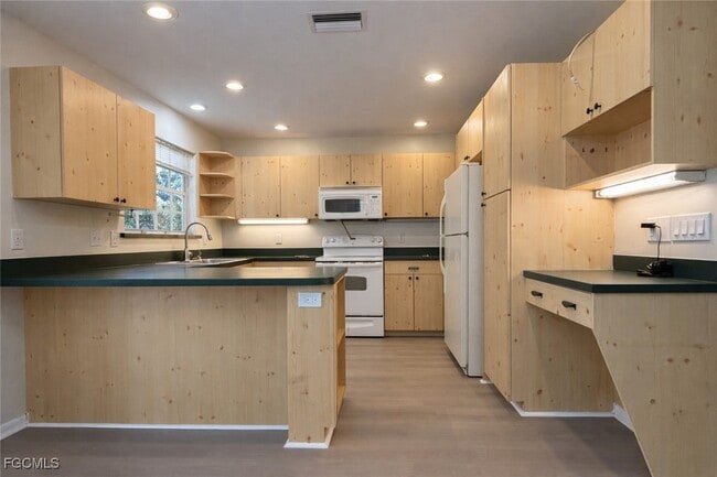 Building Photo - 3618 SW 2nd Ln