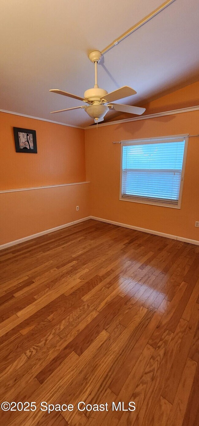 Building Photo - 833 Cronin Ave