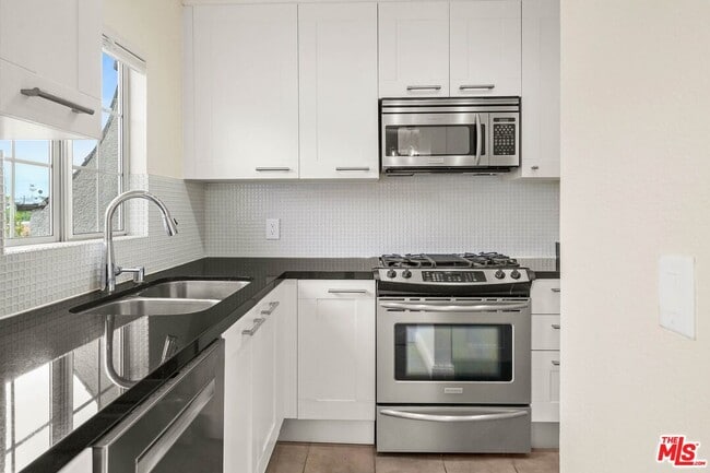 Building Photo - 585 N Rossmore Ave