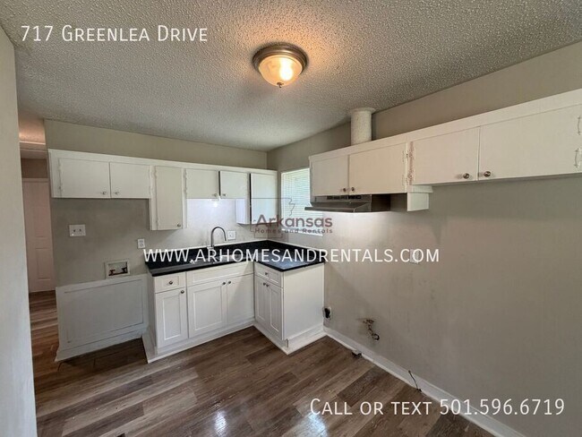 Building Photo - 717 Greenlea Dr