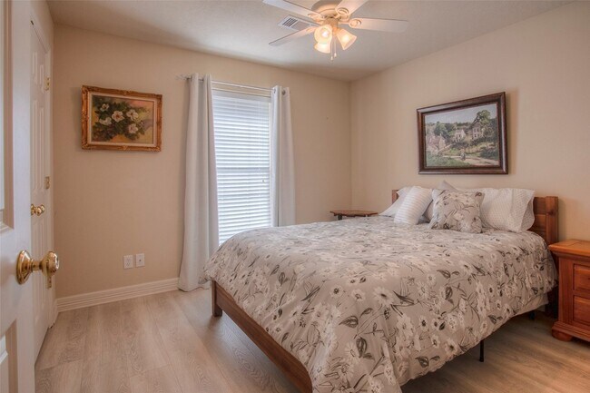 Building Photo - 824 Cherry Hills Dr