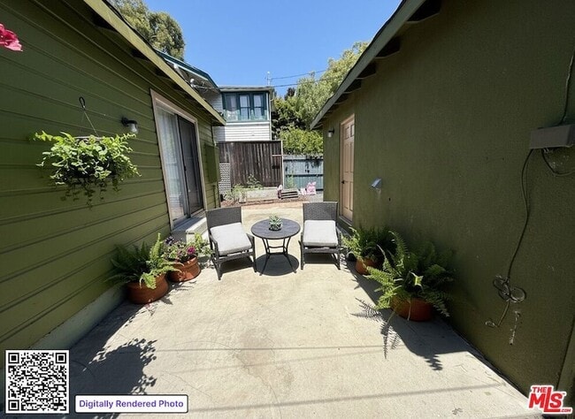 Building Photo - 802 Superba Ave