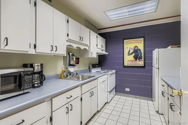 Building Photo - 555 E 10th Ave