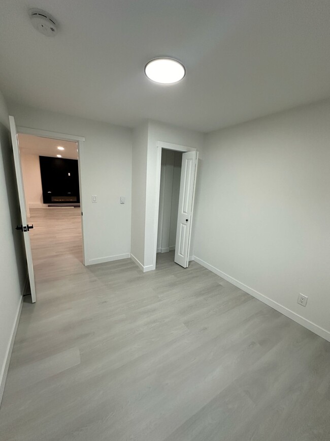 Building Photo - Everett Duplex