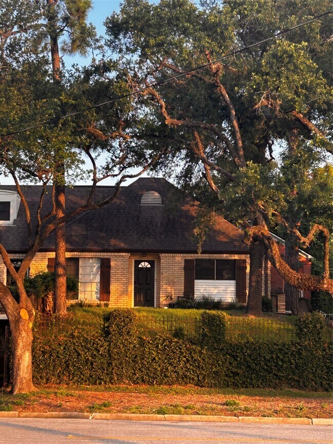 Building Photo - 6744 Lawndale St