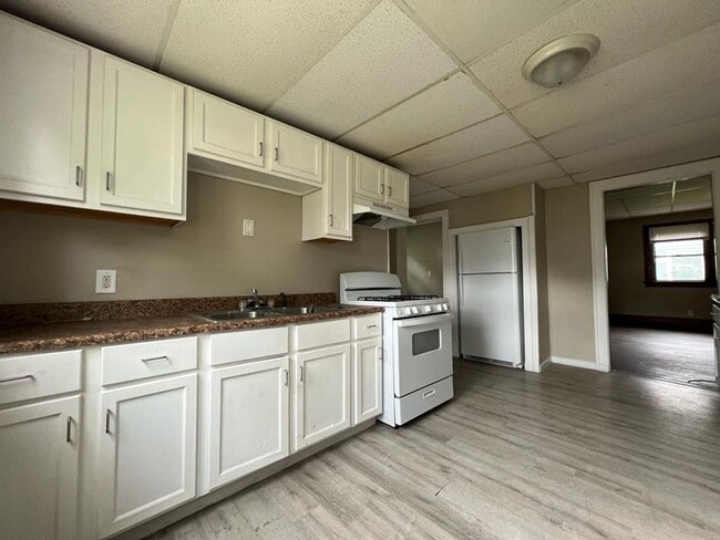 Building Photo - 614 E Broadway St