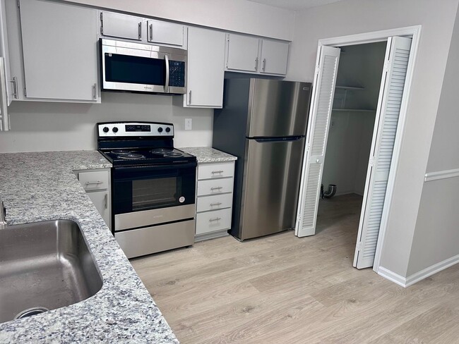Building Photo - Stunning 2-bedroom, 2.5-bathroom Apartment