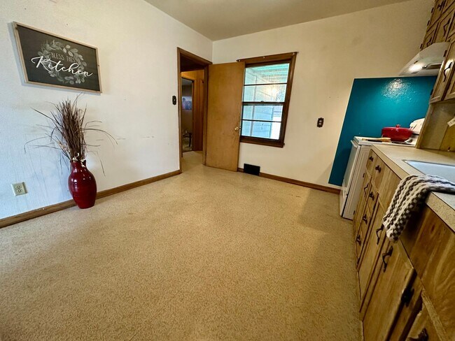 Building Photo - 3bed, 1 bath home for rent in Waterloo.
