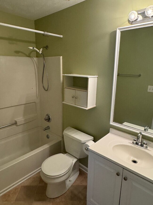 Building Photo - For Rent - 3 bedroom Close to Ft Bragg