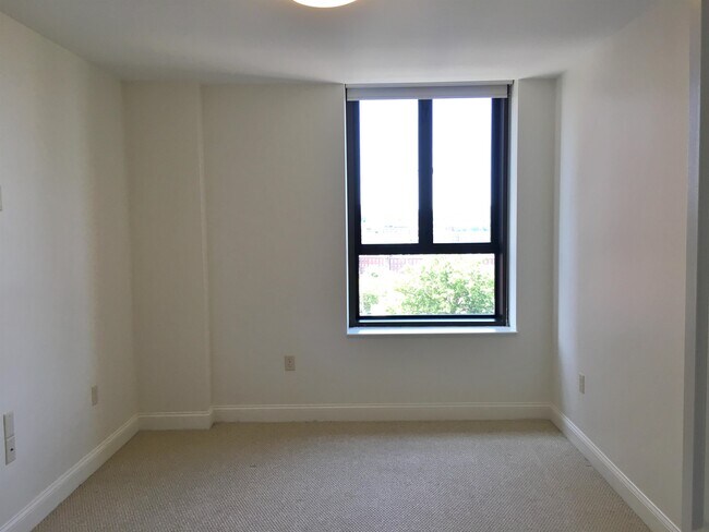 Building Photo - 875 Elm St