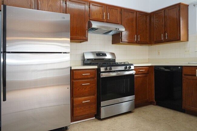 Building Photo - 4 Bedroom 3.5 Bath Townhome in Woodbridge, VA