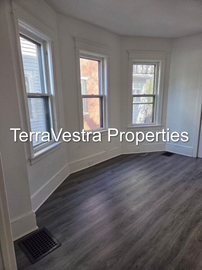 Building Photo - 28 W Madison Ave