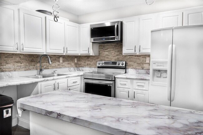 Building Photo - 20300 NE 3rd Ct