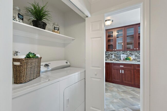 Building Photo - 1025 Shell Blvd