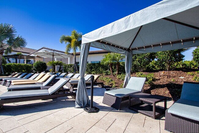 Building Photo - Spacious 5-Bed Retreat with Granite Elegance in Lakewood Ranch