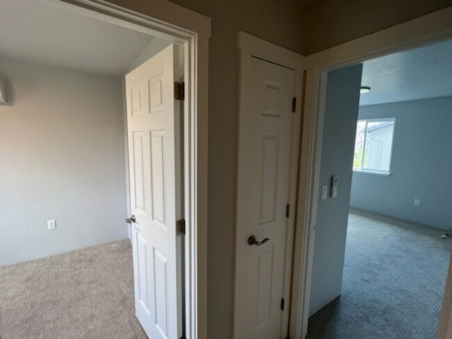 Building Photo - 2 BEDROOM/ 2 LEVELS TOWNHOME (Down the hill in front of Taco Bell in Phoenix Oregon)