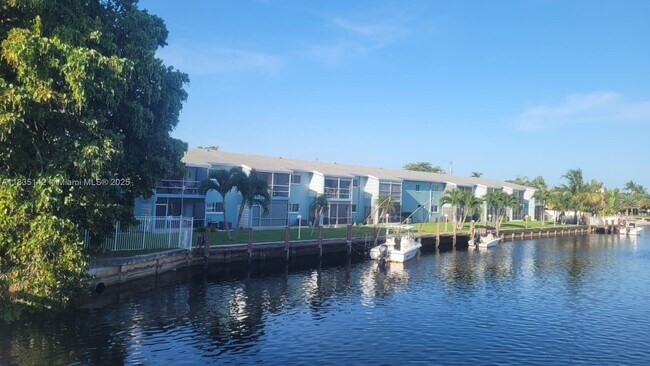 Building Photo - 1100 Pine Dr