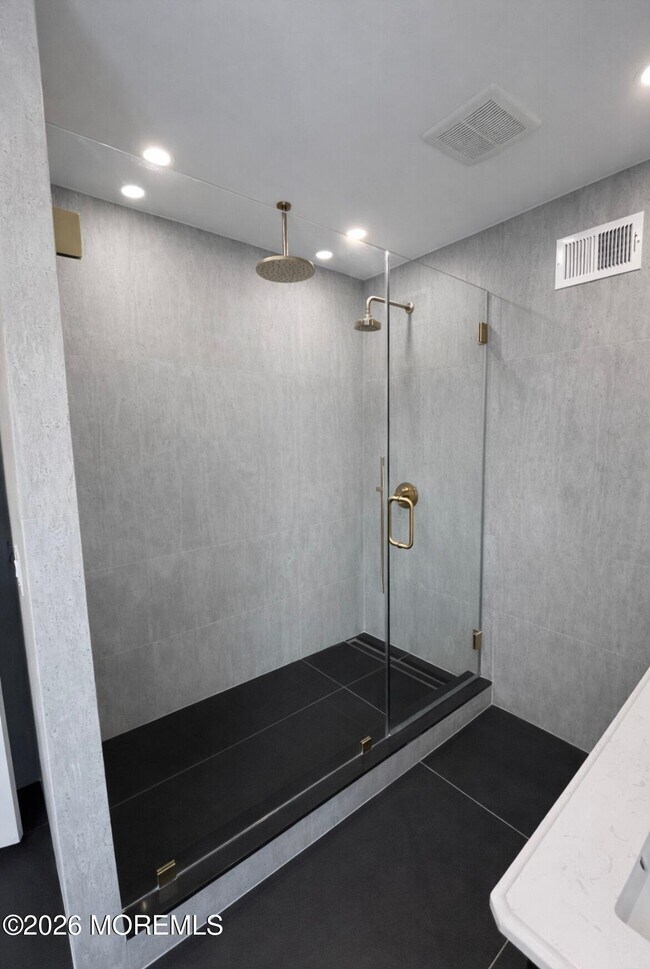 Building Photo - 20 Roslyn Dr