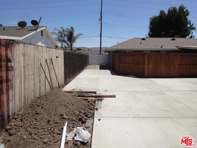 Building Photo - 1151 Royal Ave