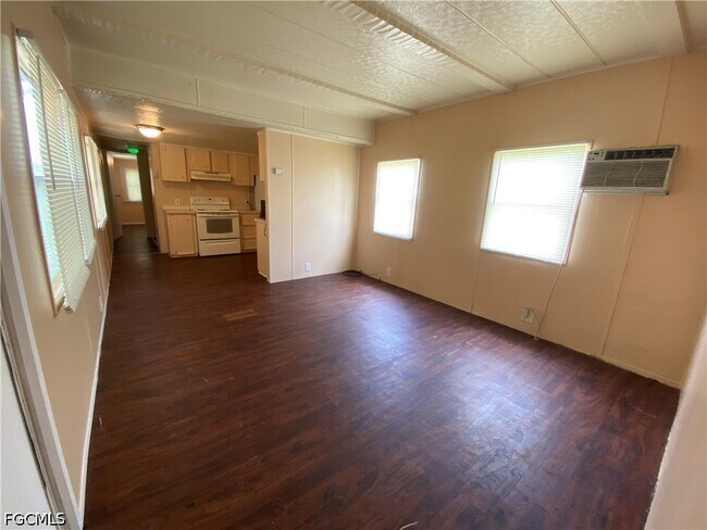 Building Photo - 2211 Cantor Ln