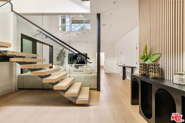 Building Photo - 822 Superba Ave